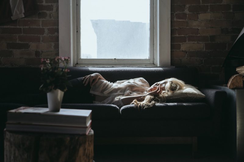 Come dormire senza cuscino? 7 migliori motivi per cui!