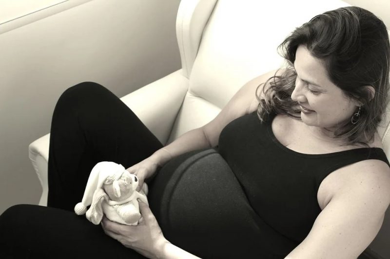 Come usare il cuscino per la gravidanza I 4 modi migliori