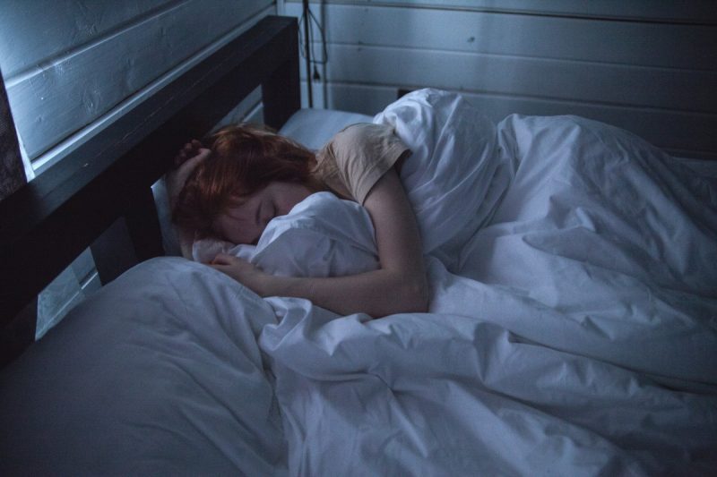 Perché dormo con un cuscino sopra la testa? Perchè no?