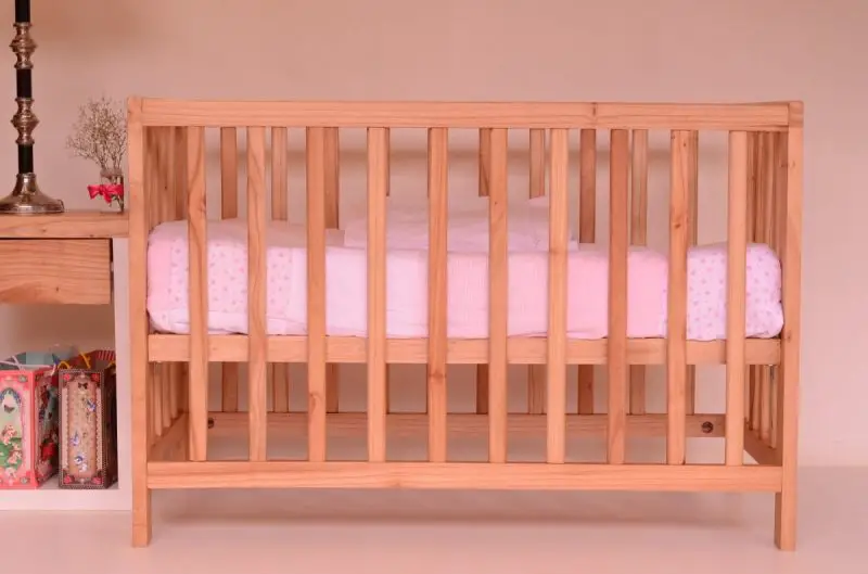 Quanto dovrebbe essere alto il materasso della culla per il neonato? 2 migliori opzioni!
