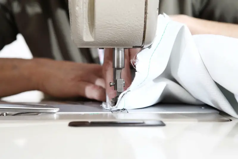 6 facili fai-da-te su come orlare le tende con una macchina da cucire