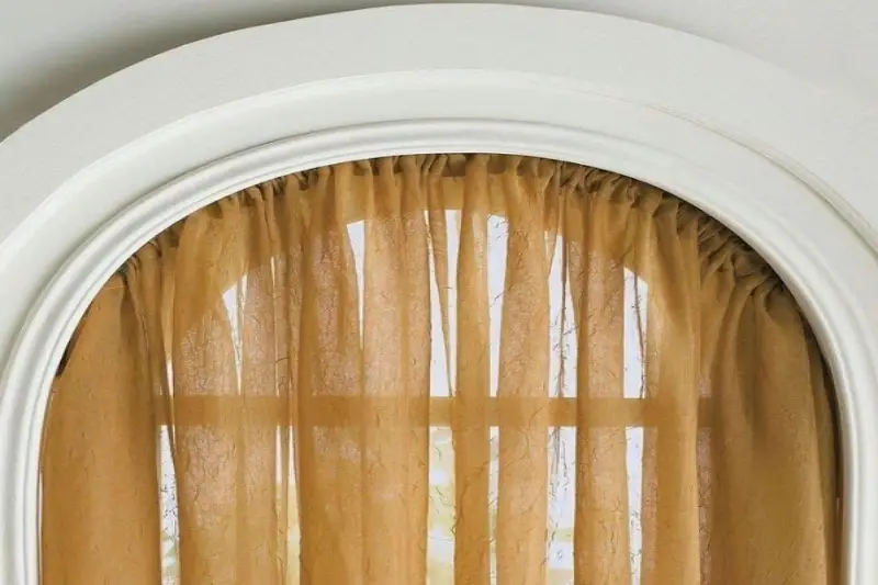 6 semplici passaggi su come appendere le tende alla finestra ad arco