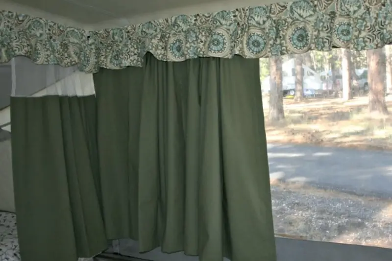 8 semplici passaggi su come appendere le tende in un camper pop-up