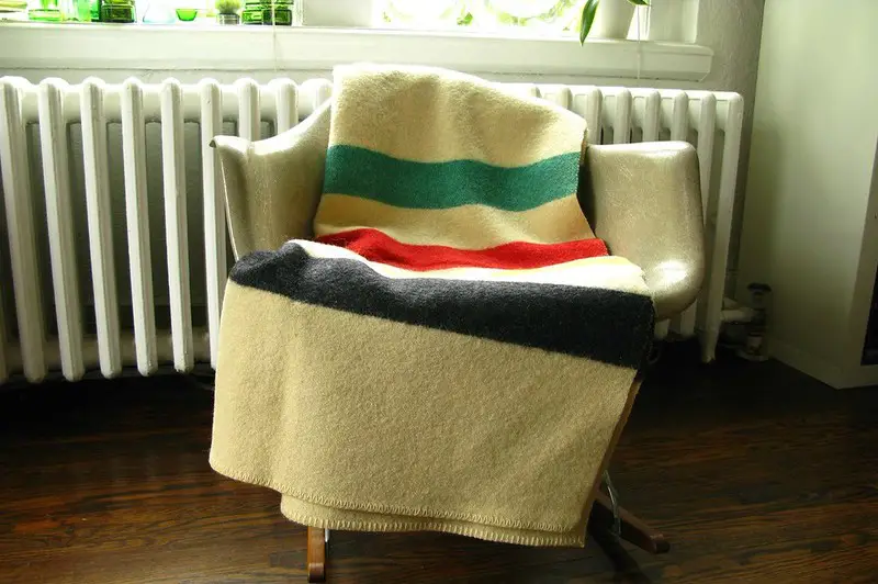 Come pulire una coperta di lana della Baia di Hudson in 3 semplici passaggi