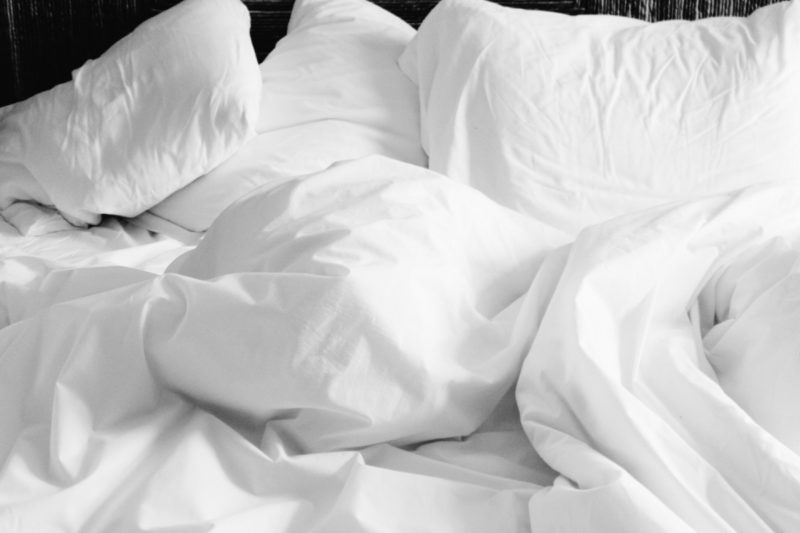 Come far restare le lenzuola sul letto? In 7 semplici modi!