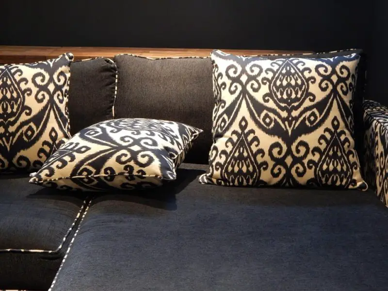 Come mantenere i cuscini del divano in posizione? 3 migliori trucchi