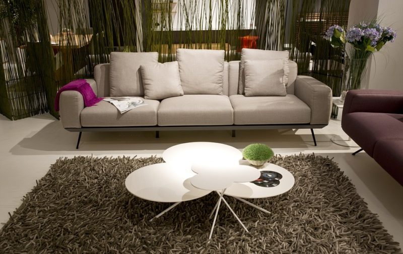 Come proteggere il divano dalle macchie: 3 metodi migliori