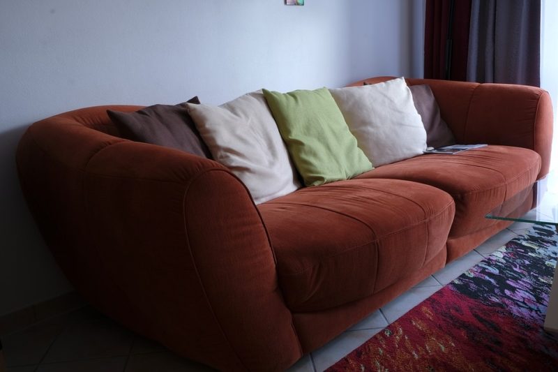 Come pulire un divano in velluto? Il miglior metodo in 2 fasi