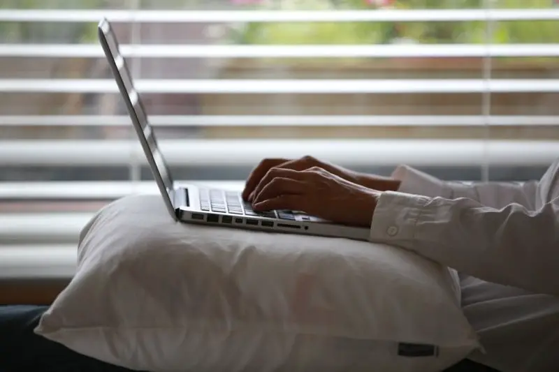 Come usare un laptop a letto? 5 migliori consigli!