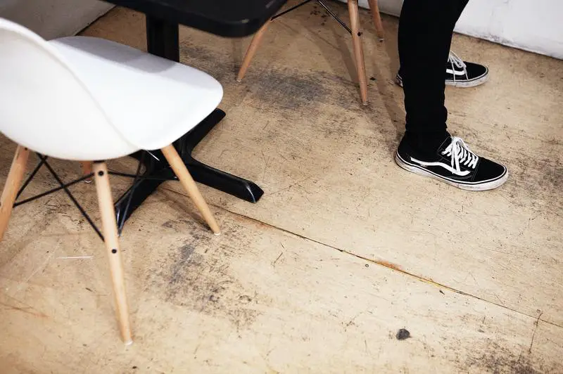 Consiglio utile per la sedia: come tenere i feltrini sulle gambe della sedia?