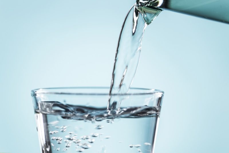 Perché bere acqua prima di andare a letto? 4 migliori motivi per cui!