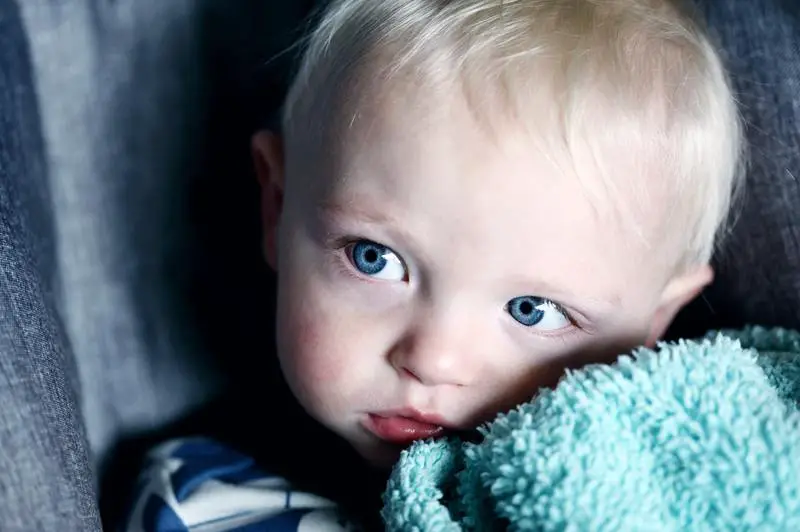 Quando un bambino può dormire con una coperta: guida di base per i genitori