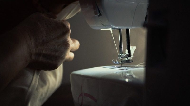 Che cos'è una macchina da cucire a braccio libero: usi e altro?