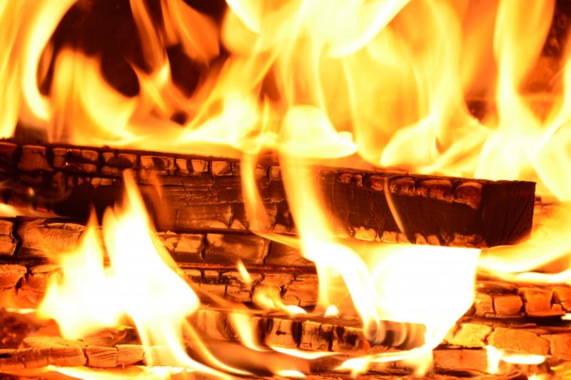 Come accendere un fuoco in una stufa a legna? 7 semplici passaggi!