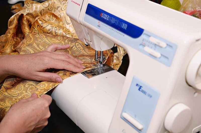 Come fare un punto coperta su una macchina da cucire facile