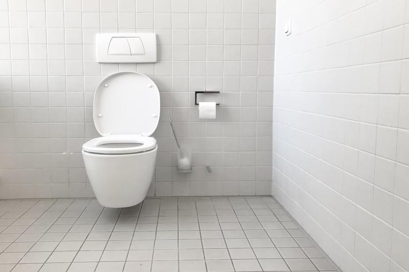 Come pulire la muffa del serbatoio del WC: 3 migliori opzioni tra cui scegliere