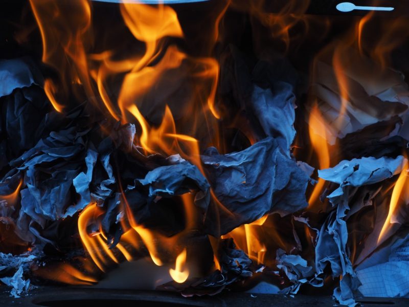 Come pulire una stufa bruciata? 9 modi fantastici!