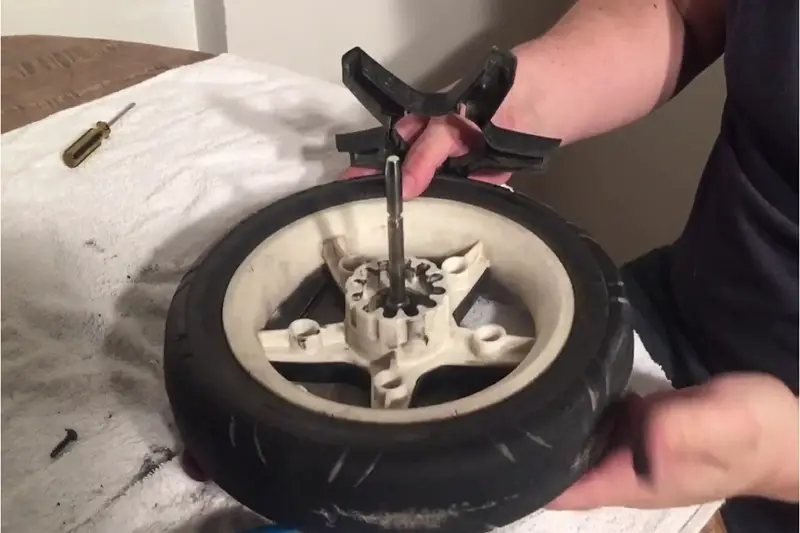 Come rimuovere un coprimozzo da una ruota del passeggino