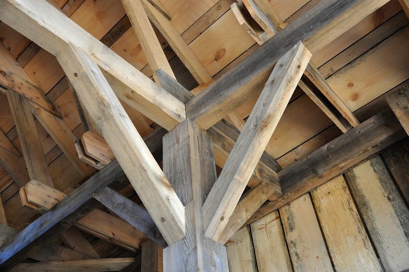 Come riparare il legno danneggiato dall'acqua nei pali della casa: 4 semplici passaggi