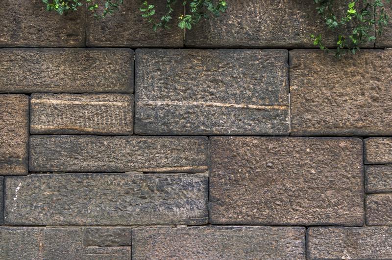 Come riparare un muro di blocchi di cemento danneggiato dall'acqua: 3 modi