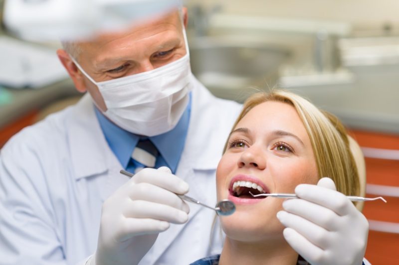 Perché gli impianti dentali non sono coperti da assicurazione? 2 migliori motivi per cui!