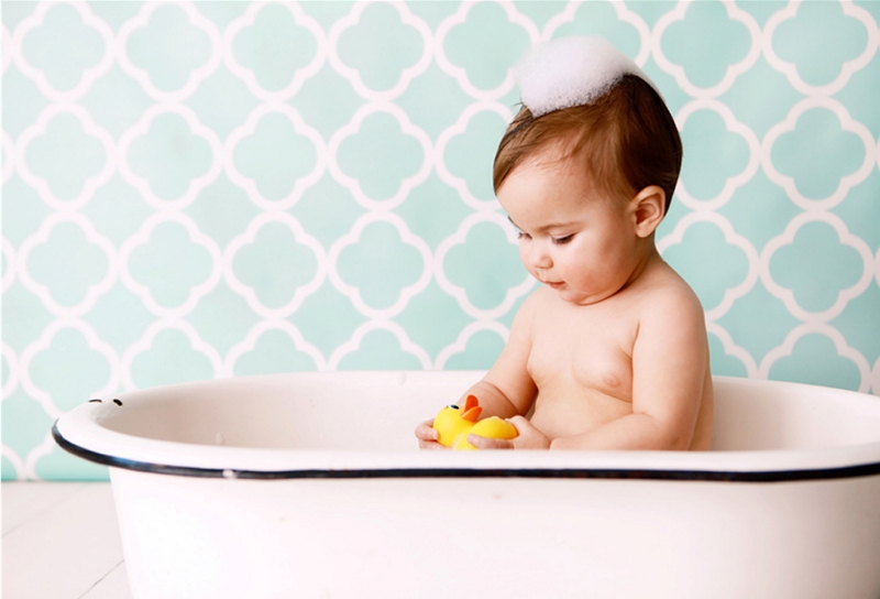 Come fare il bagno a un bambino sotto la doccia