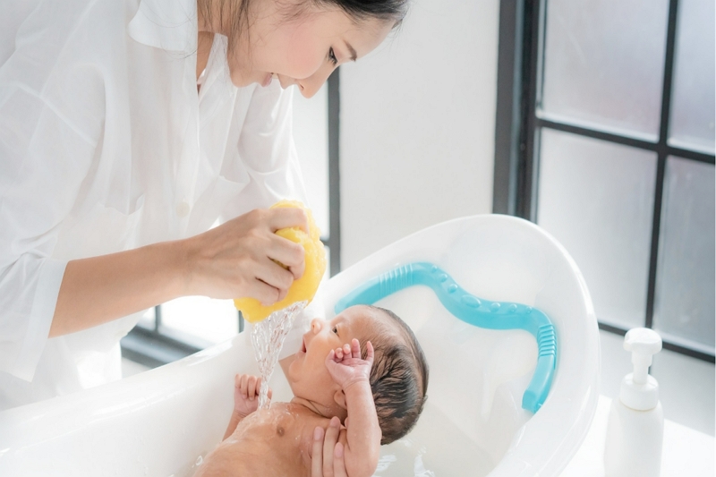 Come fare il bagno al bambino nella vasca
