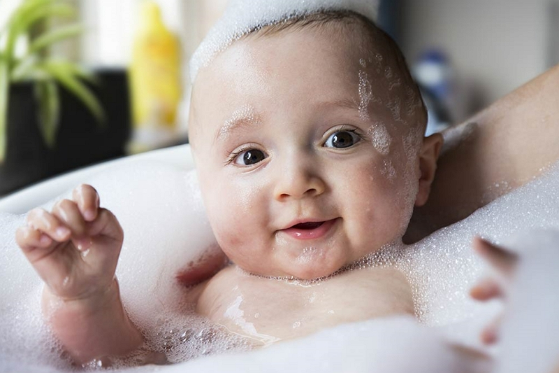 Come fare il bagno con la spugna a un bambino