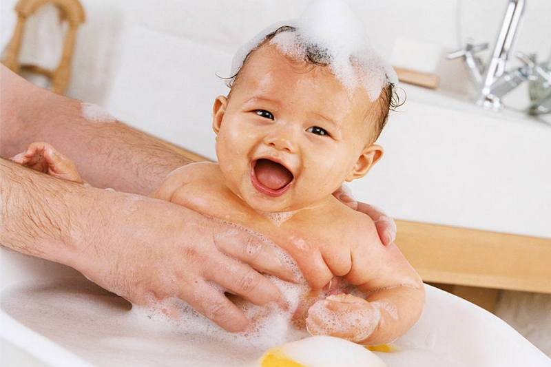 Come pulire una spugna da bagno per bambini