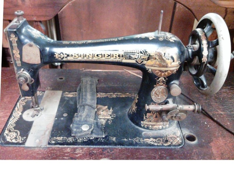 Come restaurare una macchina da cucire Singer antica