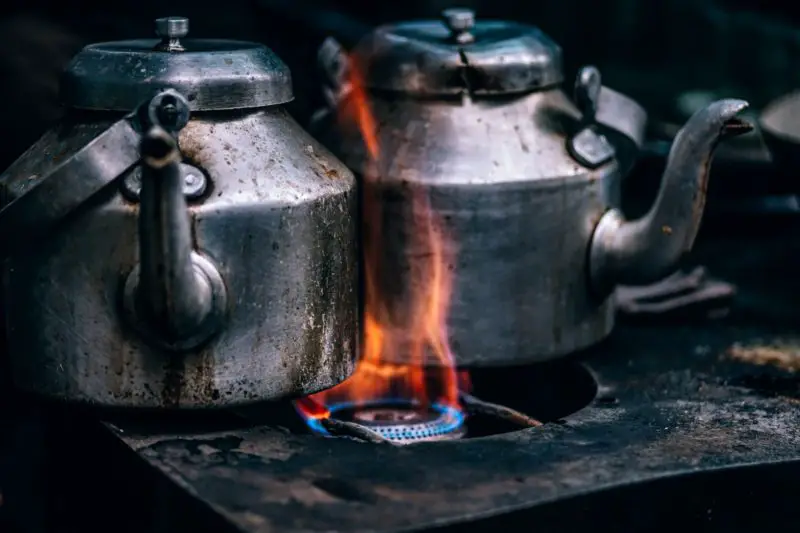 Come rimuovere lo zucchero bruciato sul fornello a gas? 6 semplici modi!