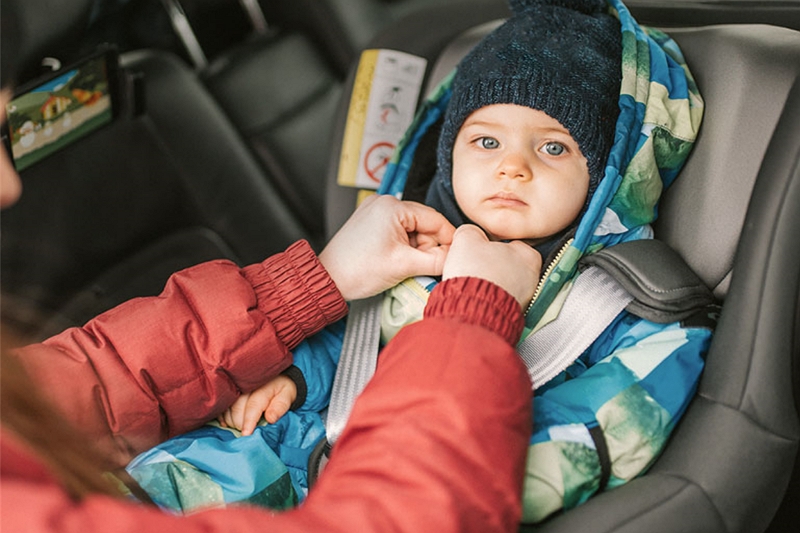 Come tenere al caldo il bambino nel seggiolino per auto