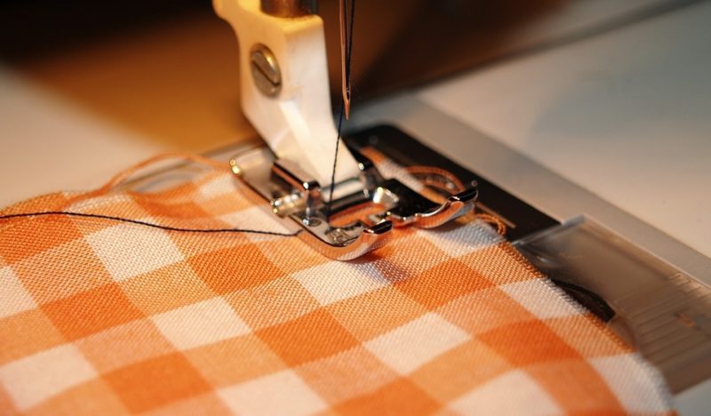 Come utilizzare un tutorial per la macchina da cucire da sarta