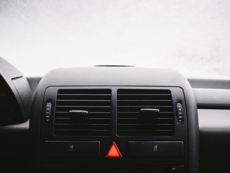 Perché il riscaldamento dell'auto ha odore di bruciato? 4 migliori motivi!