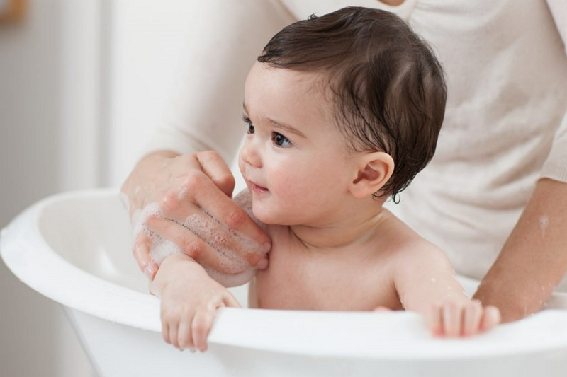 Quanto spesso fare il bagno al bambino? Una guida definitiva