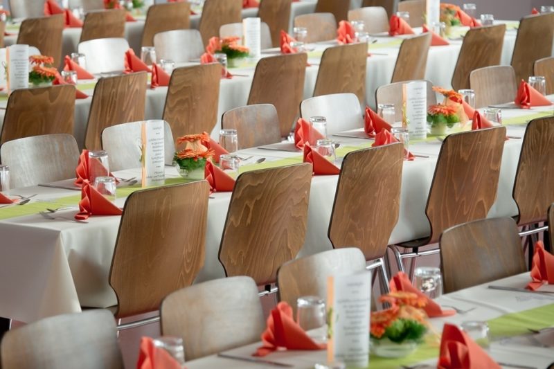 Come allestire sedie per la cerimonia di matrimonio: 6 modi