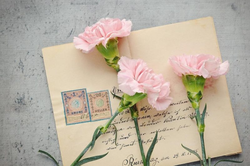 Come realizzare fiori di carta per un matrimonio