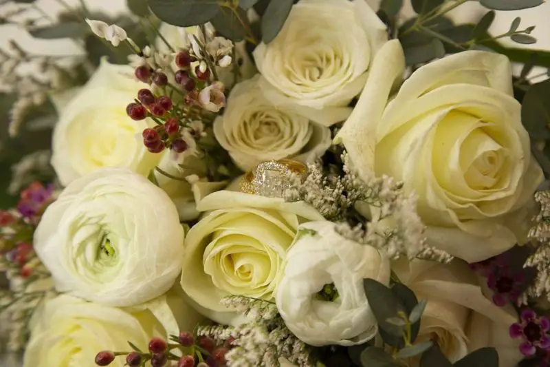 Come realizzare un bouquet da sposa con rose in 2 passaggi