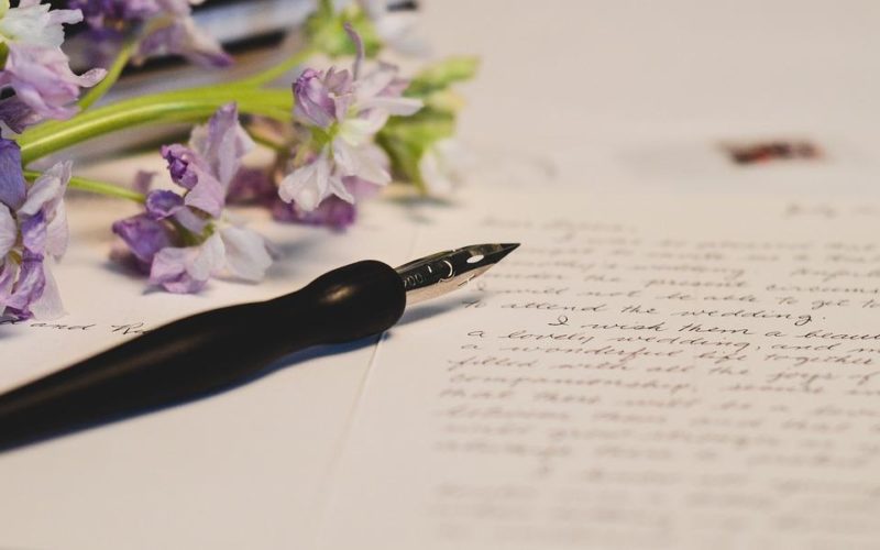 Come scrivere a mano gli inviti di nozze: 2 modi migliori