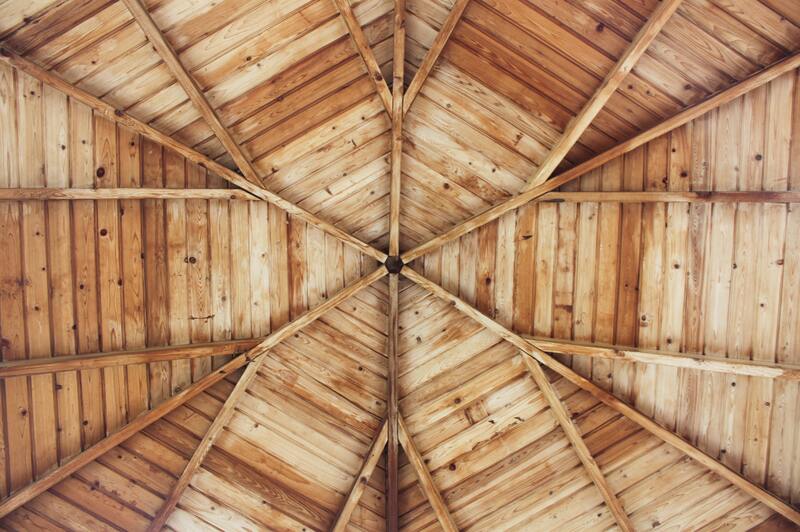 Come sostituire un soffitto in legno danneggiato dall'acqua: 5 passaggi utili