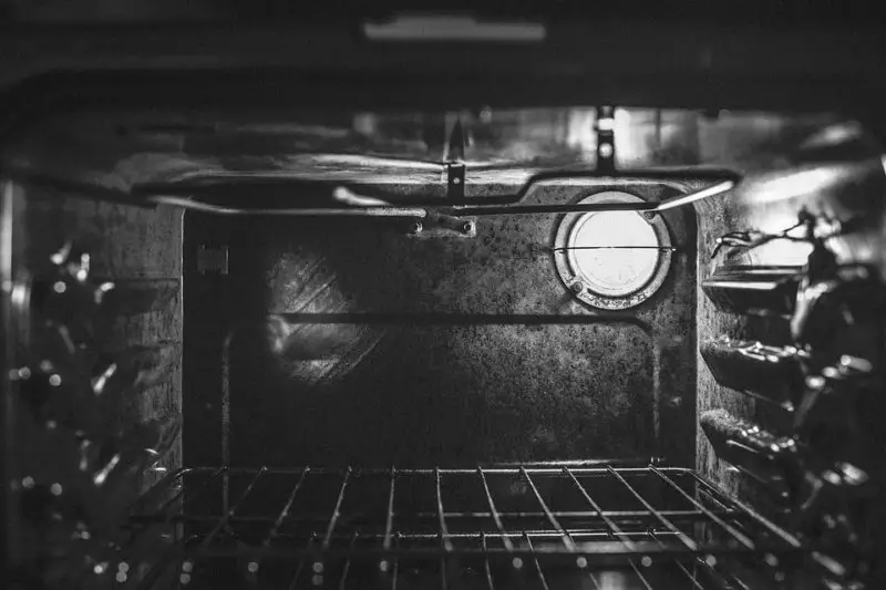 Il piano cottura si scalda quando si usa il forno? 5 motivi sorprendenti!
