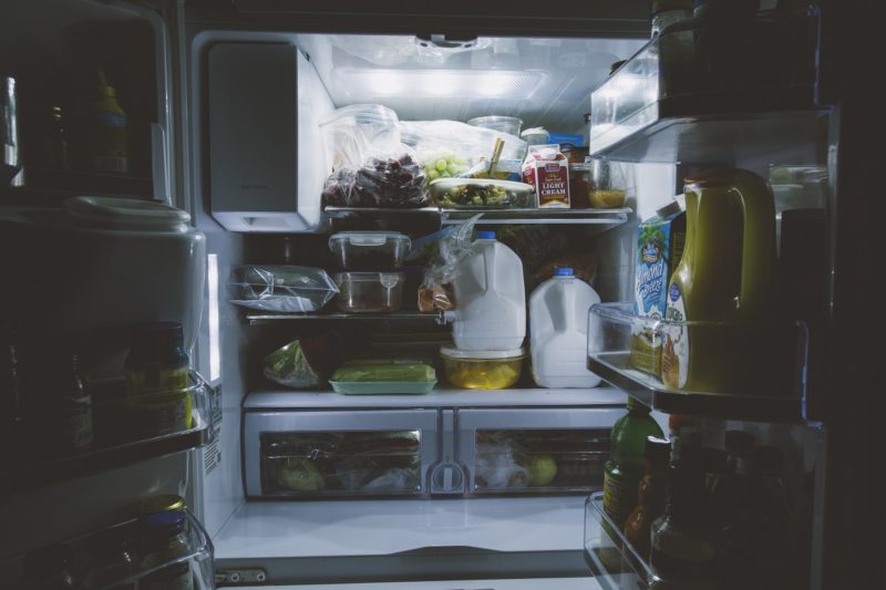 Perché il mio frigorifero emette un forte ronzio? 4 motivi sorprendenti!