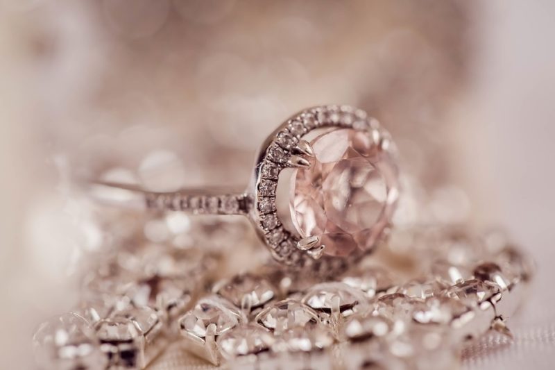Quanto costa una fede nuziale con diamanti: costo previsto